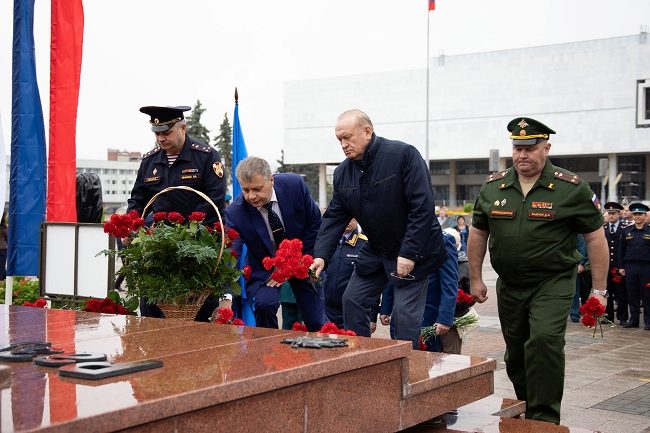 u-pamyatnika-razumovskomu