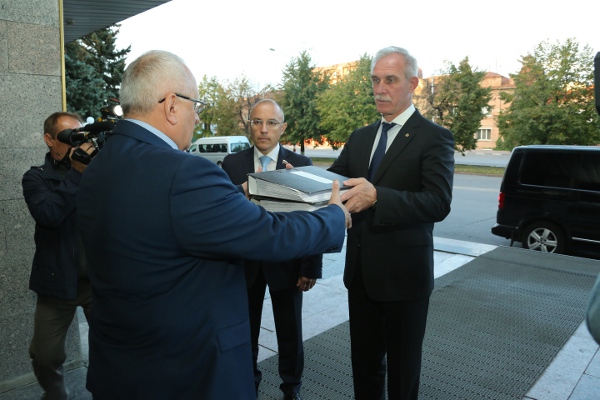 morozov-vruchaet-podpisi-2