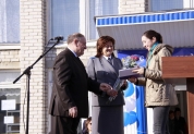 Председатель ЗСО Борис Зотов и директор департамента ветеринарии Ульяновской области Нина Пелнвина награждают ветеринаров