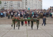 Церемония возложения цветов к памятнику погибшим воинам