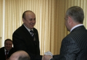 Вручение удостоверения об избрании депутату С. Батыреву