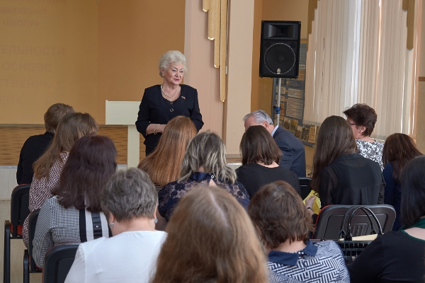 zhukovskaya-latysheva-na-konferentsii-1