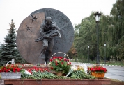 Возложение цветов к памятнику Герою России Дмитрию Разумовскому