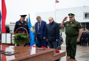 Возложение цветов к памятнику Герою России Дмитрию Разумовскому