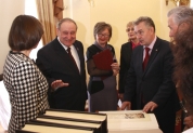 Гости рассматривают тома Лицевого летописного свода XVI века