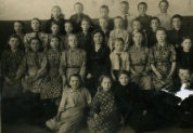 Ситнова (Кулёмина) М.И. с учащимися Потьминской 7-летней школы в годы войны